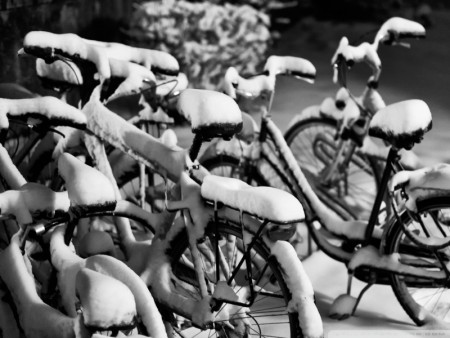 snowy bicycles wallpaper 800x600