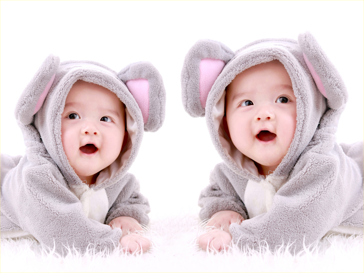 可爱的龙凤胎宝宝在家玩耍-蓝牛仔影像-中国原创广告影像素材