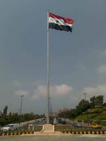 علم سوريا يرفرف (1)