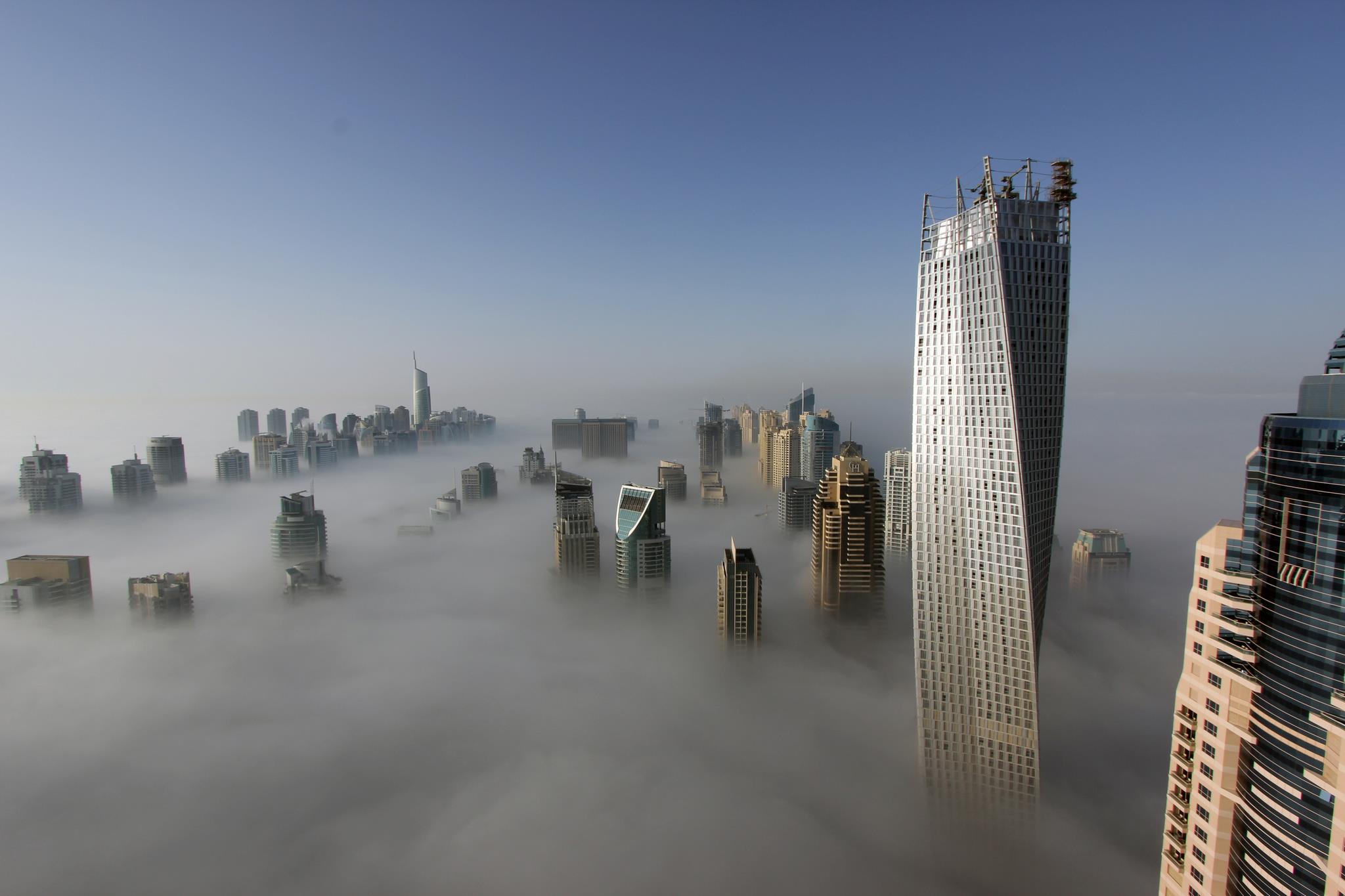 Небоскреб клип. Небоскребы Дубая. Небоскребы в тумане. Небоскреб в пустыне. Вершина небоскреба.