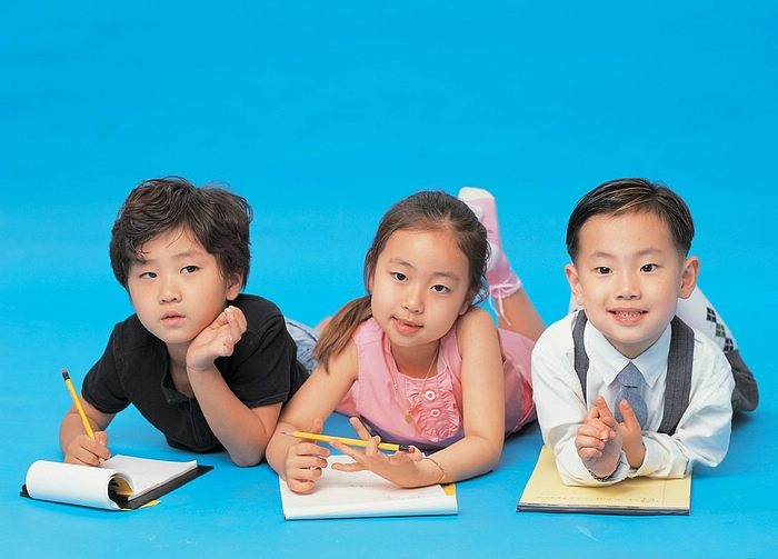 Азия дол. Корейские дети. Дети азиаты для рекламы. Азиатские дети в садике. Дети и деньги азиаты.