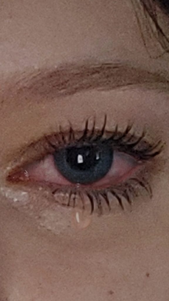عيون حزينة تبكي 2